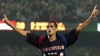 Rivaldo salah satu pilar saat Barcelona juara La Liga 1998/99 (CHRISTOPHE SIMON / AFP)