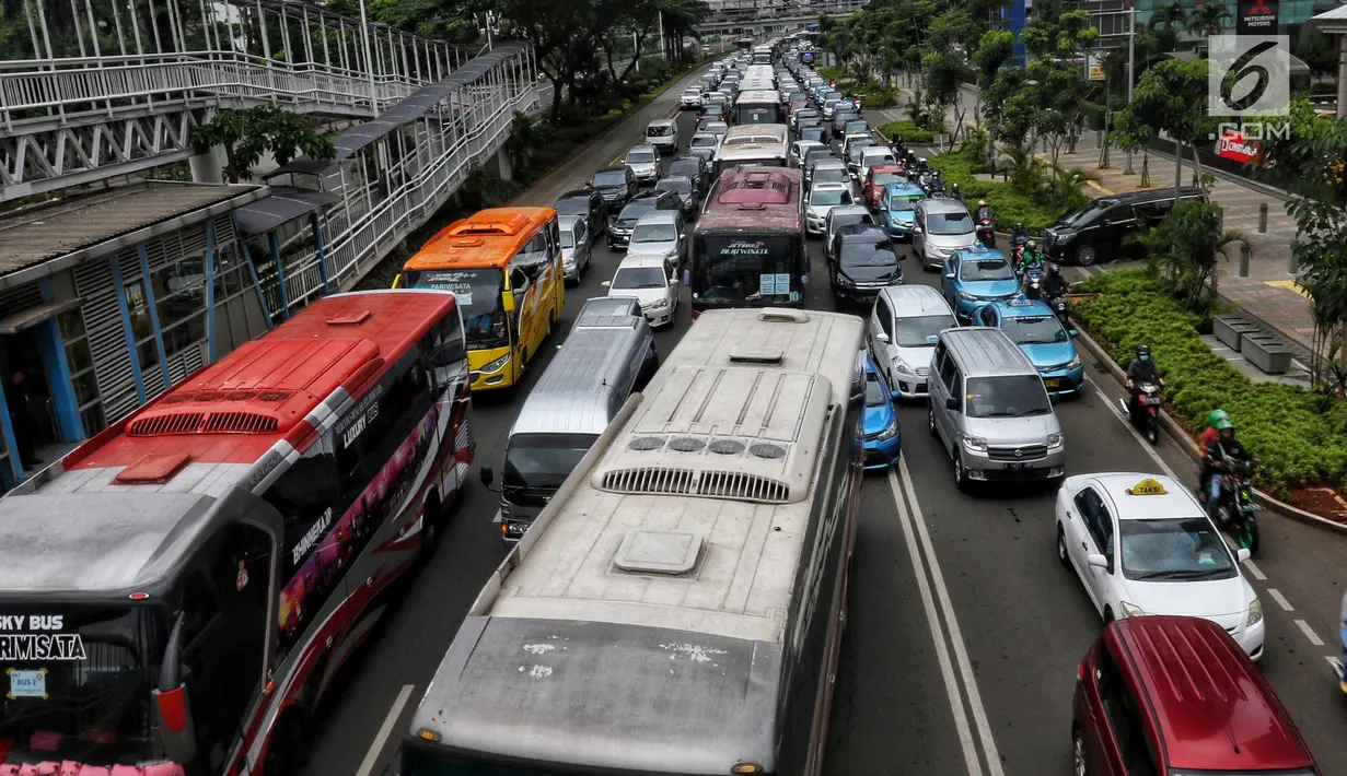 Kendaraan terjebak macet satu arah di Jalan Sudirman - MH Thamrin ketika berlangsungnya aksi peringatan Hari Buruh 2019 di kawasan Bundaran HI, Jakarta, Rabu (1/5/2019). Kemacetan lalulintas ini diakibatkan aksi buruh yang bergerak menuju Istana Negara. (Liputan6.com/Johan Tallo)