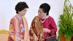 Ibu Negara Iriana Joko Widodo (kanan) menyambut istri PM Malaysia Mahathir Mohamad, Siti Hasmah (kiri) di Istana Bogor, Jawa Barat, Jumat (29/6). Pertemuan kedua Ibu Negara ini berlangsung hangat. (Liputan6.com/Pool/Biro Pers Setpress)