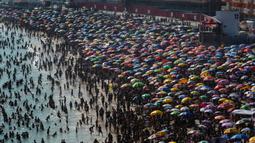 Kepadatan terjadi di pantai Macumba, di zona barat Rio de Janeiro, pada 24 September 2023. (Tercio Teixeira/AFP)