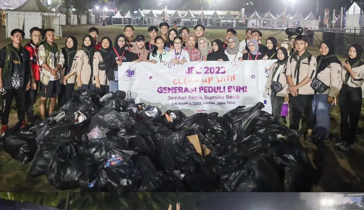 <p>Sebelumnya, Prilly Latuconsina juga menjadi bagian dari acara JFC 2023. Acara yang digelar di Alun-Alun Jember, Jawa Timur tersebut, Prilly tampil dengan kostum cantik dari sedotan bekas. [Instagram/prillylatuconsina96]</p>