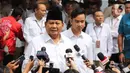 Pasangan calon presiden dan wakil presiden (Capres-Cawapres) nomor urut 2 Prabowo Subianto dan Gibran Rakabuming Raka memerikan keterangan setibanya di Gedung KPU RI, Jakarta Pusat, Rabu (24/4/2024). (Liputan6.com/Angga Yuniar)