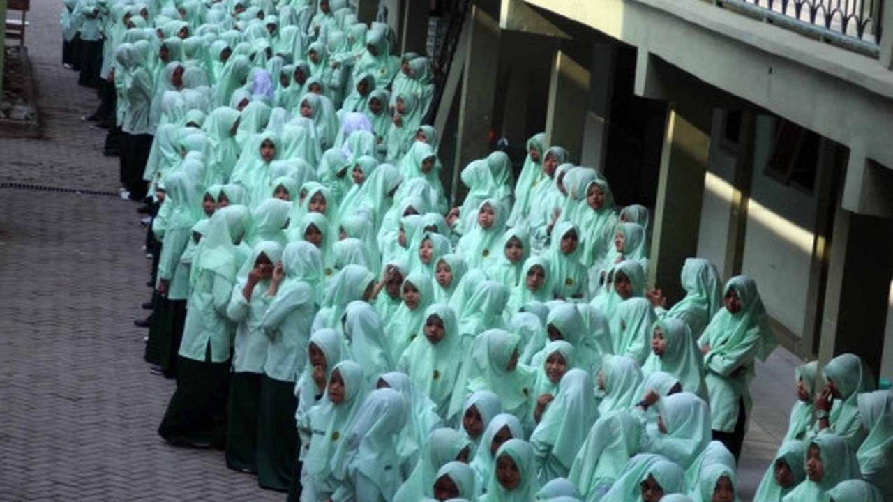 Hari Santri Nasional, ribuan santri di Kediri upacara pakai sarung