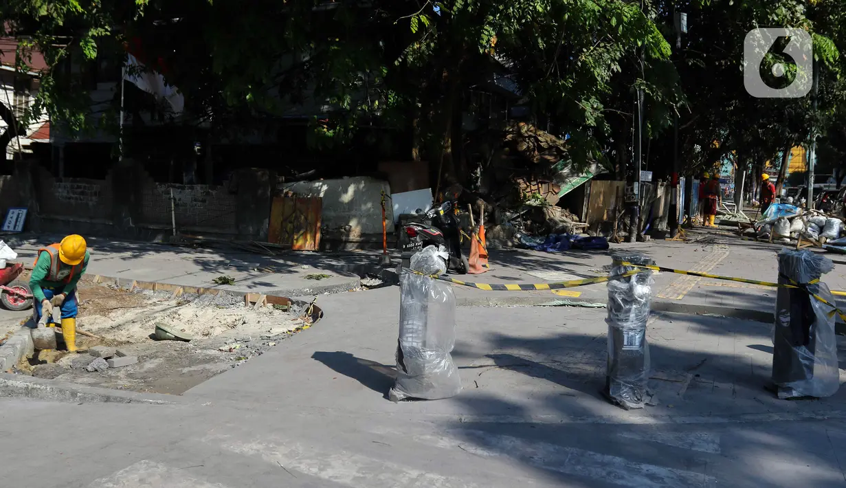 Revitalisasi trotoar tersebut juga guna memberikan kenyamanan bagi pejalan kaki. (Liputan6.com/Herman Zakharia)