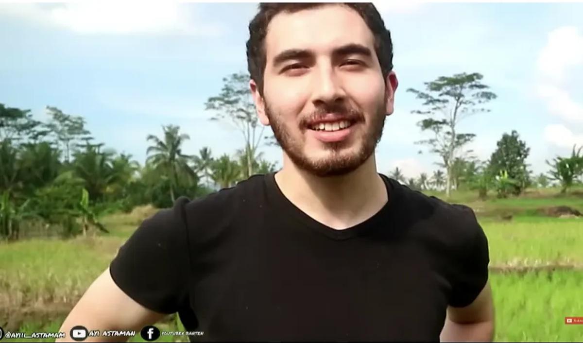 “Bule Volad ini ternyata katanya terpesona dengan suasana pedesaan yang ada di Banten dan terutama sama gadis-gadisnya,"