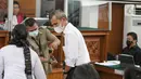 Samuel Hutabarat dan Rosti Simanjuntak bersiap memberikan keterangan saat menjadi saksi sidang lanjutan kasus pembunuhan Brigadir N Yosua Hutabarat atau Brigadir J dengan terdakwa Ferdy Sambo dan Putri Candrawathi di Pengadilan Negeri Jakarta Selatan, Selasa (1/11/2022). Agenda sidang kasus pembunuhan Brigadir J hari ini adalah pemeriksaan saksi dari pihak keluarga Brigadir J. (Liputan6.com/Faizal Fanani)