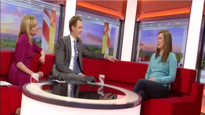 Bayangan Hitam Lewat di Depan Kamera Acara Televisi, Sosok Hantu?