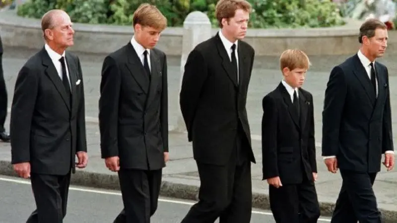 Pangeran Philip, Pangeran William, Earl Spencer, Pangeran Harry dan Pangeran Charles berjalan di luar Biara Westminster selama upacara pemakaman Putri Diana (AFP)