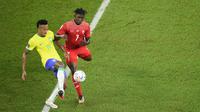 Pemain timnas Brasil,&nbsp;Eder Militao&nbsp;(kiri) berebut bola dengan pemain Swiss, Breel Embolo dalam pertandingan grup G Piala Dunia 2022 yang berlangsung di Stadium 974, Qatar, Selasa (29/11/2022). (AP Photo/Darko Bandic)