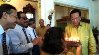 Sultan HB X meniup lilin di HUT-nya yang ke-72 tahun di Gedhong Wilis Kepatihan. (KRJogja.com/Fira Nurfiani)