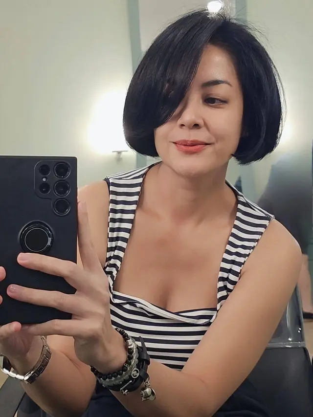 10 Potret Lulu Tobing dengan Gaya Rambut Pendek, Dipuji Makin Awet Muda