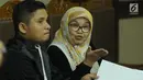 Mantan Menkes, Siti Fadilah Supari (kanan) saat menjalani sidang perdana PK di Pengadilan Tipikor, Jakarta, Kamis (31/5). Sebelumnya, Siti dinyatakan terbukti menyalahgunakan wewenang pengadaan alat kesehatan (alkes). (Liputan6.com/Helmi Fithriansyah)