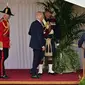 Pengawal tampan Raja Charles III sedang berinteraksi dengan Presiden Amerika Serikat Joe Biden di Kastil Windsor, Inggris, Senin (10/7/2023). (Dok. Ben Stansall/Pool/AFP)