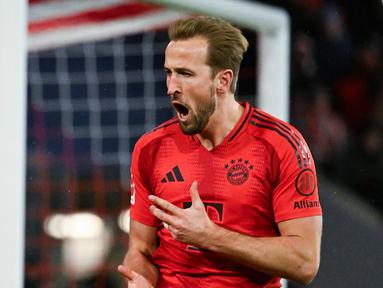 Pemain Bayern Munchen, Harry Kane, melakukan selebrasi setelah mencetak gol ke gawang Augsburg dalam laga pekan 11 Bundesliga 2024/2025 yang dihelat di Allianz Arena, Sabtu (23/11/2024). (AFP/Lukan Barth-Tuttas)