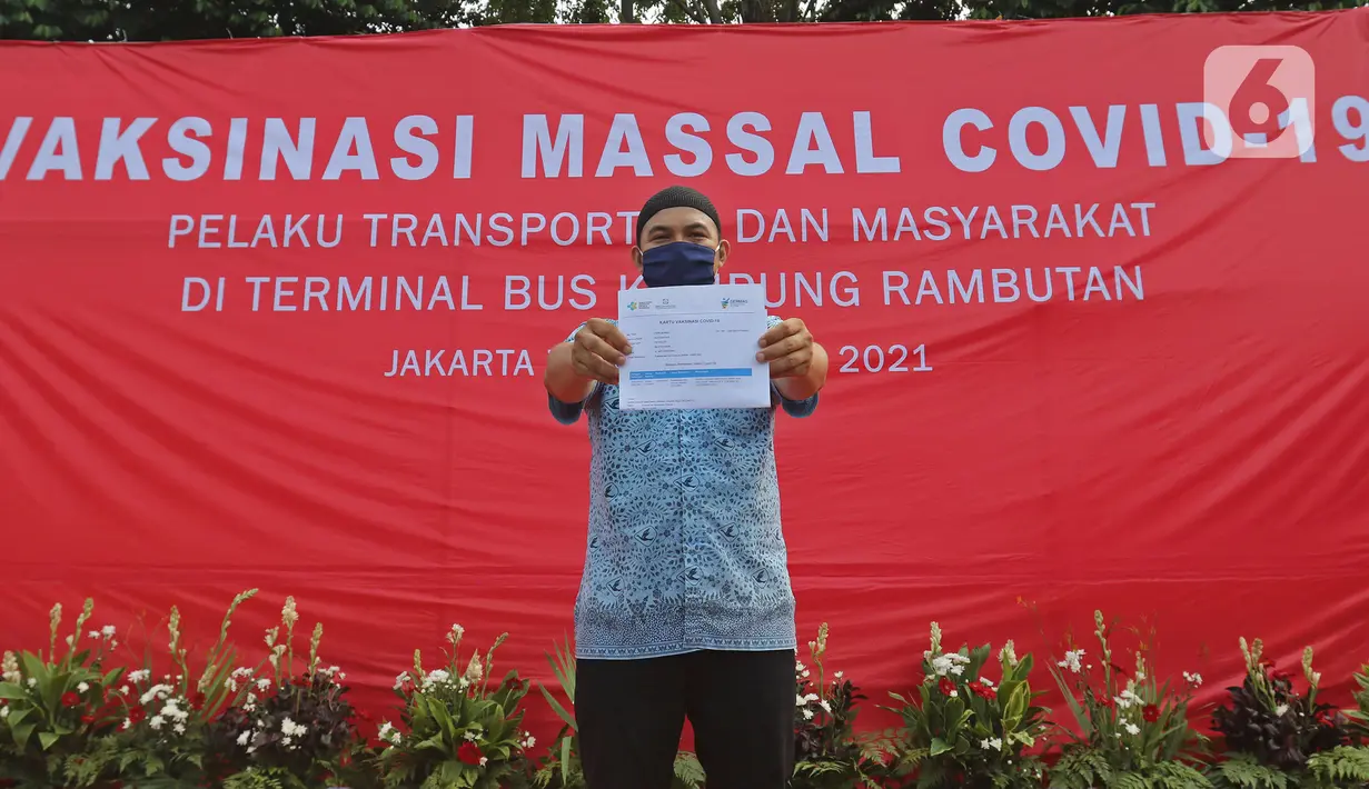 Pelaku transportasi menunjukkan surat vaksinasi COVID-19 Ndi Terminal Kampung Rambutan, Jakarta, Kamis (10/6/2021). Vaksinasi massal ini untuk 1.000 orang yang terdiri dari para supir bus, kernet, pedagang usaha kecil dan mikro di Terminal Kampung Rambutan. (Liputan6.com/Herman Zakharia)