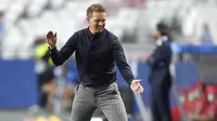 Ekspresi pelatih RB Leipzig, Julian Nagelsmann, saat melawan Paris Saint-Germain (PSG) pada laga semifinal Liga Champions di Stadion The Luz, Rabu (19/8/2020). PSG menang dengan skor 3-0. (David Ramos/Pool via AP)