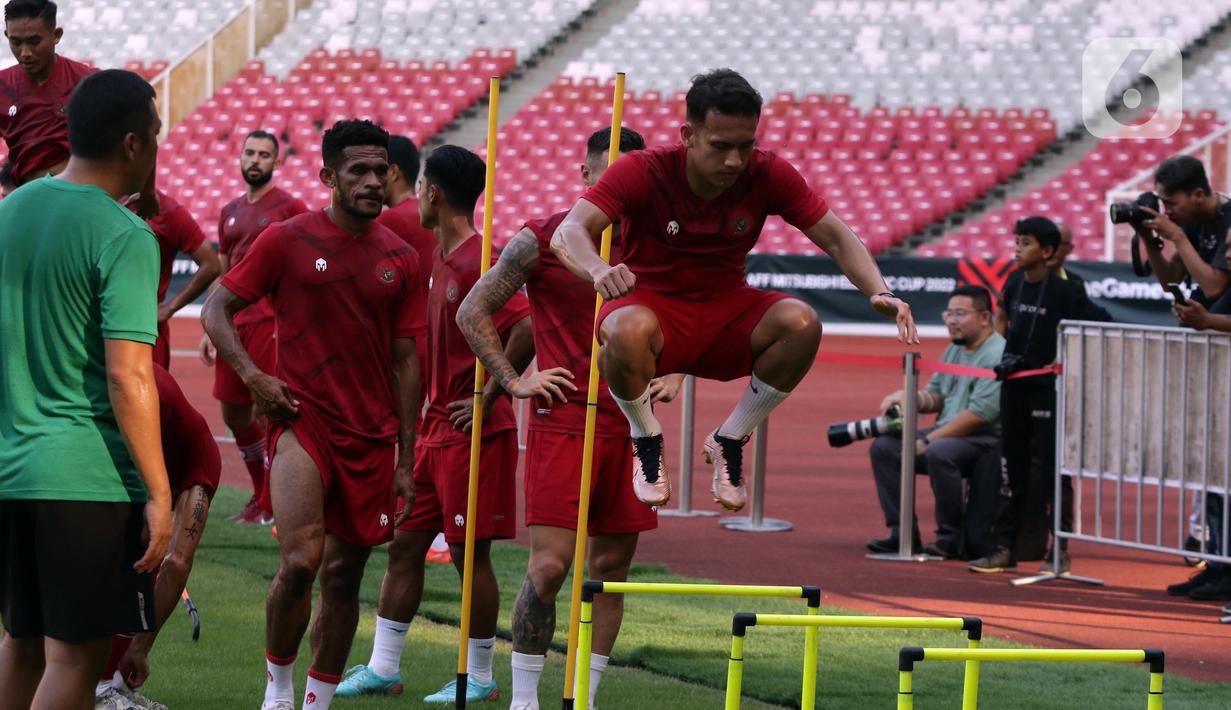 Pemain tengah timnas Indonesia, Egy Maulana Vikri (kanan) saat latihan jelang laga perdana Piala AFF 2022 di Stadion Utama Gelora Bung Karno, Jakarta, Selasa (20/12/2022). Timnas Indonesia akan melakoni laga perdana turnamen Piala AFF 2022 melawan Kamboja pada Jumat (23/12) di SUGBK. (Liputan6.com/Helmi Fithriansyah)