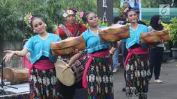 Penari membawakan tarian tradisional Lombok dan Bima dalam Seri Konser Situs Budaya Iwan Fals dan Band di Panggung Kita, Depok, Sabtu (3/3). Dalam Konser kali ini, Iwan Fals dan Band berkolaborasi dengan beberapa musisi. (Liputan6.com/Arya Manggala)