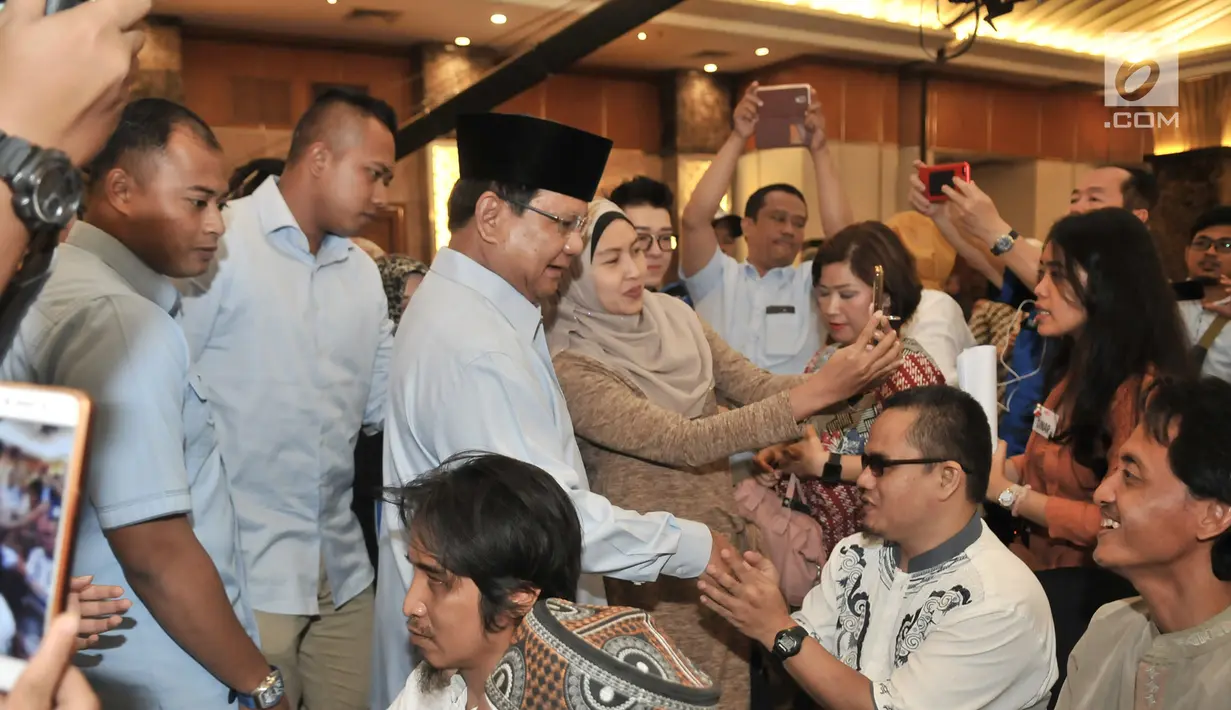 Calon presiden nomor urut 02 Prabowo Subianto menyalami penyandang disabilitas saat menghadiri peringatan Hari Disabilitas Internasional ke-26 di Jakarta, Rabu (5/12). Acara ini dihadiri Komunitas Disabilitas Indonesia. (Merdeka.com/Iqbal Nugroho)