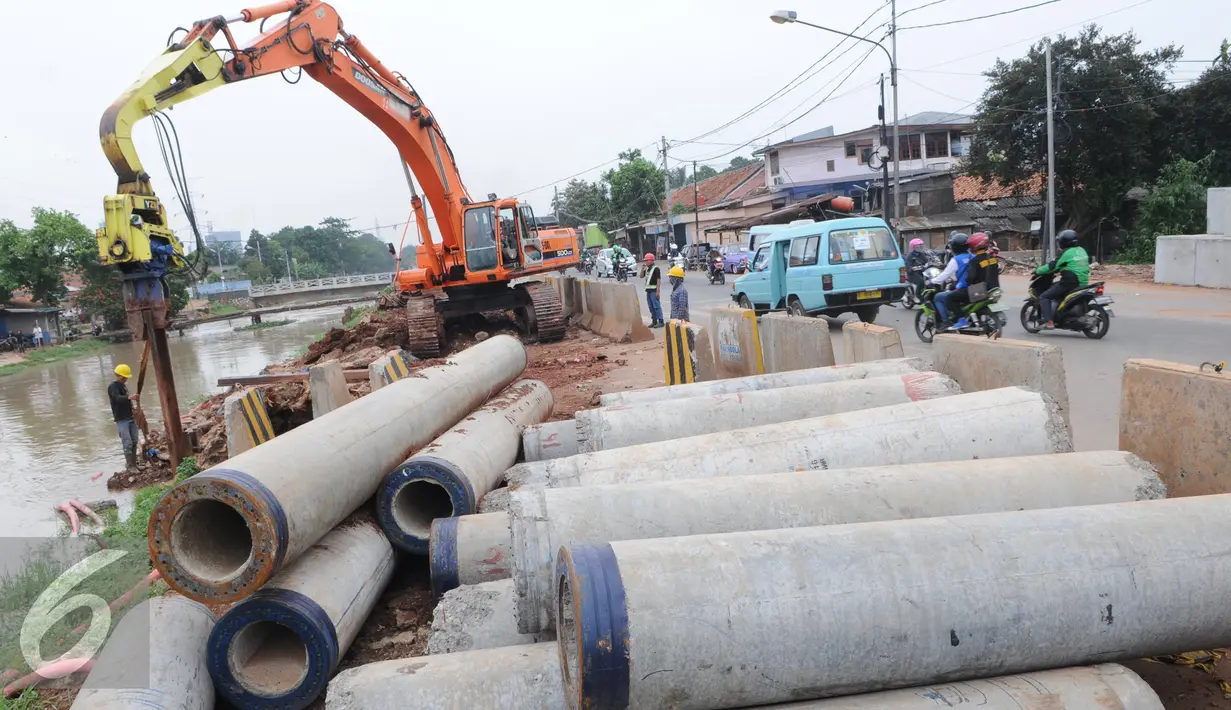 Aktivitas pembangunan Tiang Proyek jalan tol bekasi-cawang-kampung melayu (Becakayu) di Jalan kali malang, Jakarta, Sabtu (28/5). Proyek tol yang sempat mangkrak ini terus dipercepat dan di targetkan akhir 2017 akan rampung. (Liputan6.com/Helmi Affandi)
