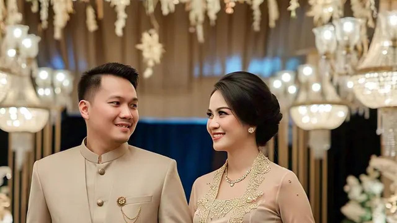 5 Model Outfit Couple untuk Acara Lamaran 2025, Tampil Menawan
