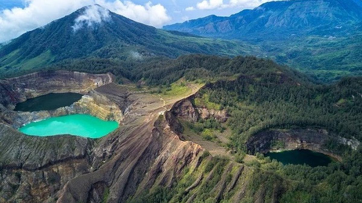 Pemandangan spektakuler Danau Kelimutu dengan tiga kawah yang berbeda warna, terletak di puncak Gunung Kelimutu di Flores