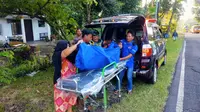 Lansia diduga korban tabrak lari dievakuasi ke RSUD Genteng Banyuwangi (Hermawan Arifianto/Liputan6.com)