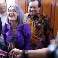 Sekitar pukul 11.30 WIB, Jupe tiba di Pengadilan Negeri didampingi kuasa hukumnya. Ia mengenakan atasan ungu dengan rok hitam sesuai dengan rencananya serta wig. (Nurwahyunan/Bintang.com)