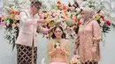 Saat siraman, kebaya yang dikenakan Clara diganti dengan baju dari roncean melati. (Instagram/malinoweddingplanner).