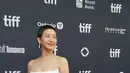 Merayakan film Korea-nya, Love In The Big City, yang terpilih sebagai persembahan khusus, Kim Go Eun menghadiri festival tersebut dengan mengenakan tube corset dress warna putih yang cantik.
Ia mempermanis penampilannya dengan satu set perhiasan berlian yang mewah. [@dayryllejuly/@marieclairetw/@ggonekim].