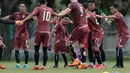 Bambang Pamungkas (tengah) berusaha merebut bola saat latihan jelang Piala AFC 2018 di Lapangan ABC, Senayan, Jakarta, (13/3/2018). Persija akan melawan Song Lam Nghe An FC. (Bola.com/Nick Hanoatubun)