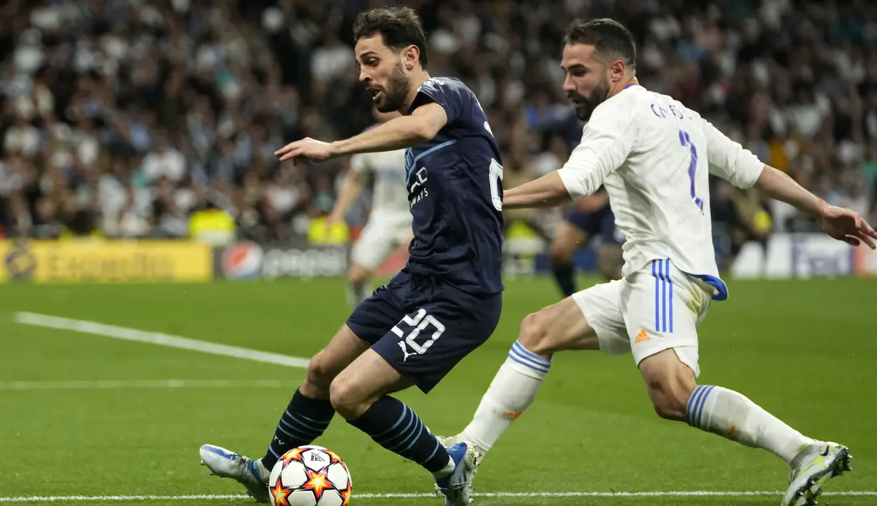 <p>Gelandang Manchester City, Bernardo Silva berusaha mengontrol bola dari kawalan bek Real Madrid, Dani Carvajal&nbsp;pada pertandingan leg kedua semifinal Liga Champions di stadion Santiago Bernabeu, Spanyol, Kamis (5/5/2022). Madrid menang atas City 3-1 dan lolos ke babak final dengan agregat, 6-5, atas&nbsp;The Citizens. (AP Foto/Manu Fernandez)</p>
