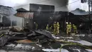 Petugas pemadam kebakaran memadamkan api dari toko cat thiner yang terbakar di kawasan Pondok Labu, Jakarta Selatan, Rabu (15/6/2022). Lebih dari 11 mobil pemadam kebakaran dikerahkan untuk memadamkan api yang diduga berasal dari puntung rokok. (merdeka.com/Arie Basuki)