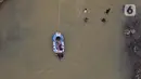 <p>Wisatawan menaiki perahu karet di aliran sungai Cipamingkis Kecamatan Sukamakmur, kabupaten Bogor, Jawa Barat, Kamis (5/5/2022). Warga memanfaatkan aliran sungai tersebut sebagai sarana hiburan Hari Raya Idul Fitri 1443 Hijriah. (merdeka.com/Imam Buhori)</p>