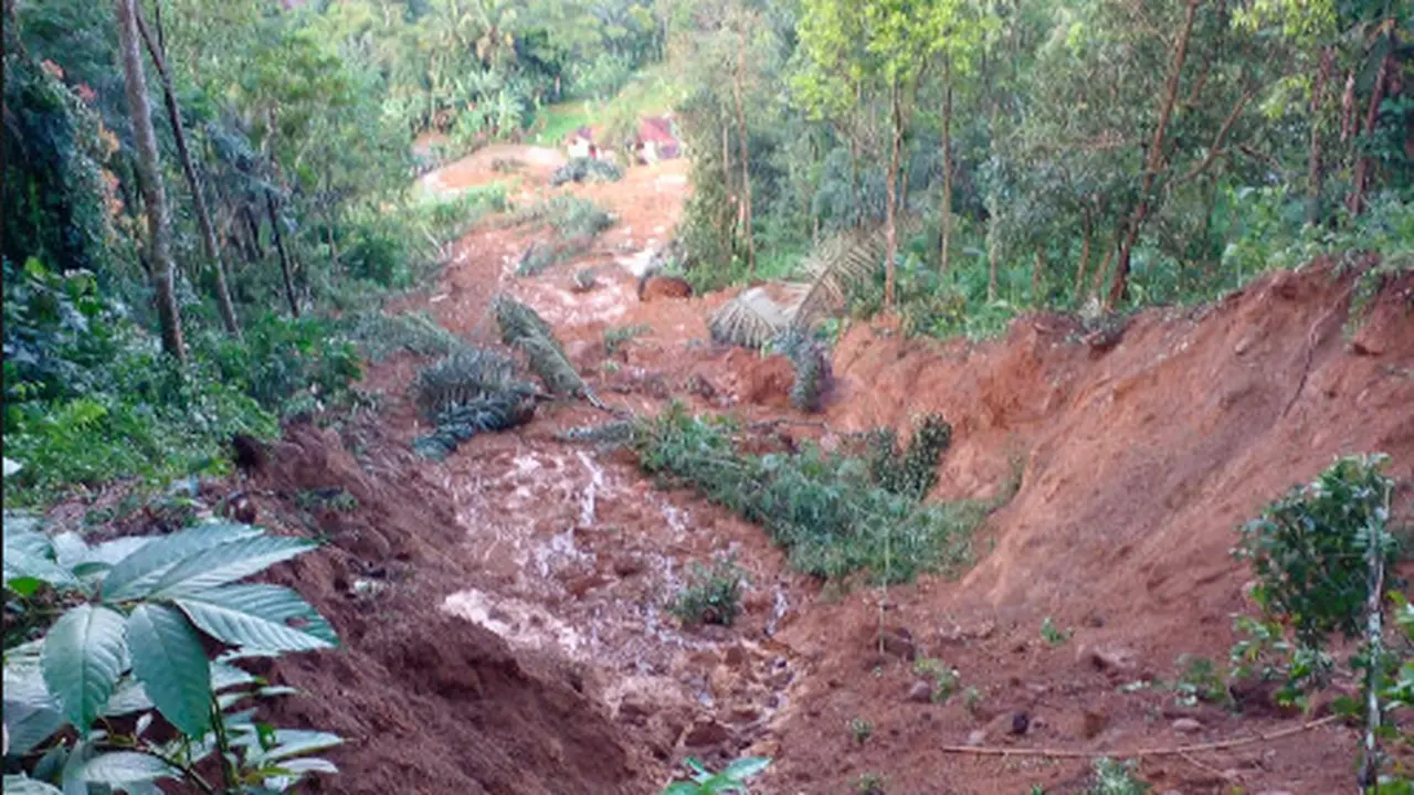 Longsor Tebing Gunung Ranggasena di Bandung Barat