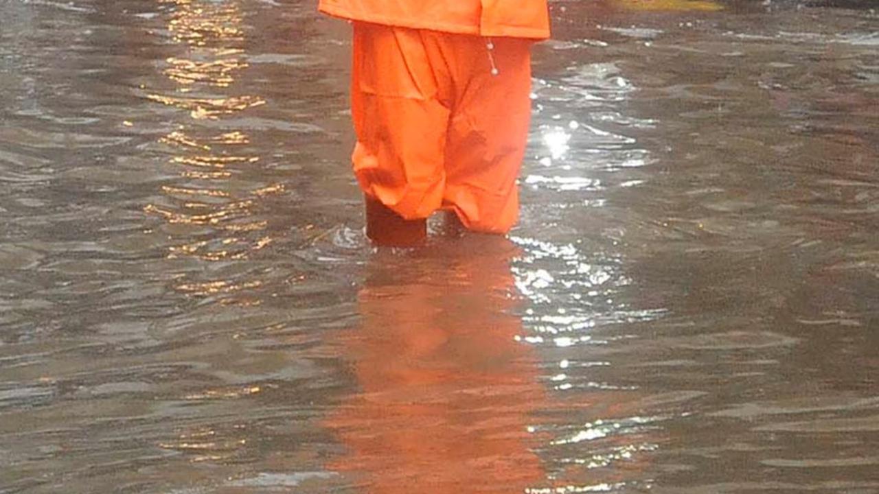 Banjir yang merendam Jalan Kemang Raya ini menyebabkan lalu lintas tersendat.