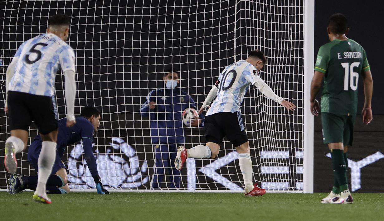 Gawang Lampe benar-benar terbobol pada menit ke-64. Lionel Messi yang melakukan aksi umpan kombinasi bersama Martinez sukses menggandakan keunggulan Argentina. (Foto: AFP/Pool/Juan Ignacio Roncoroni)
