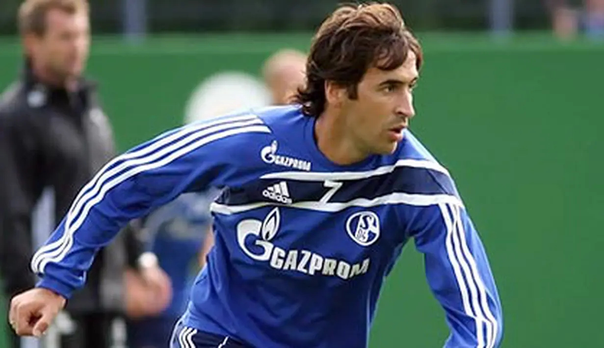 Striker veteran Spanyol Raul Gonzalez berlatih bersama klub barunya, Schalke 04 pada 28 Juli 2010 di Gelsenkirchen, Jerman. AFP PHOTO/PATRIK STOLLARZ