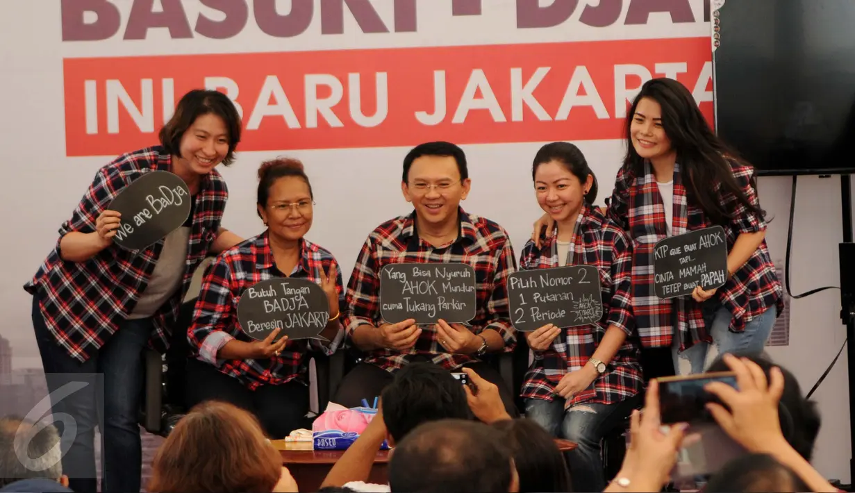 Sejumlah orang memakai kemeja kotak-kotak berfoto bersama calon gubernur DKI, Basuki Tjahaja Purnama (Ahok) di Rumah Lembang, Jakarta, Jumat (9/12). Mereka memberikan dukungan kepada Ahok untuk memimpin Jakarta. (Liputan6.com/Gempur M Surya)
