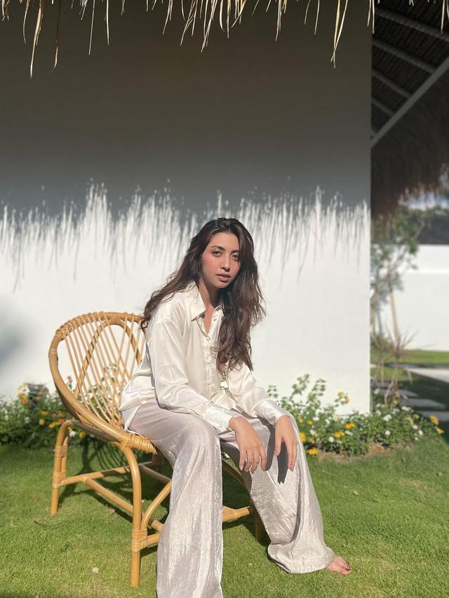 6 Potret Terbaru Selebgram Vicky Alaydrus Tampil Tanpa Hijab, Curi Perhatian