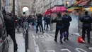 Anggota komunitas Kurdi bentrok dengan petugas polisi di TKP tempat terjadinya penembakan di Paris, Prancis, 23 Desember 2022. Polisi menuturkan 11 petugas terluka akibat bentrokan itu. (AP Photo/Lewis Joly)