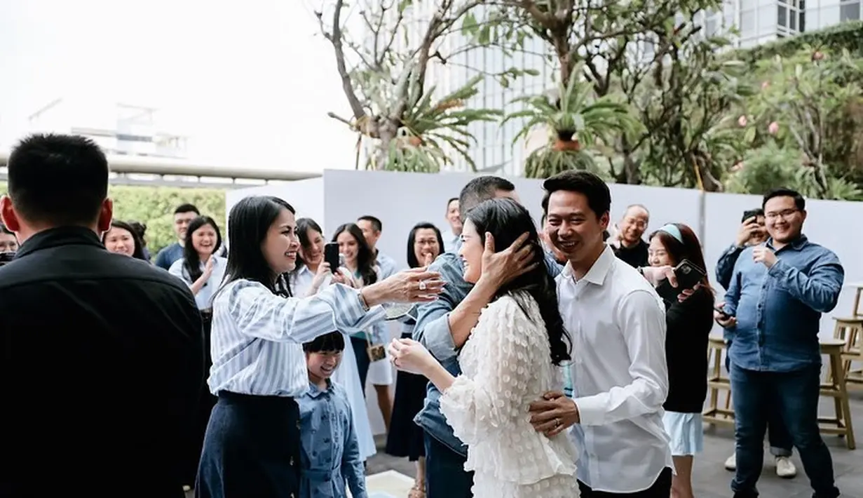 Kebahagiaan Hary Tanoe dan istri saat akan memeluk putrinya yang sedang hamil. "Padahal temanya udah badminton bgt sampai kue2nya, aku pikir baby boy. congratz mini valen," tulis Charametha. [Instagram/valenciatanoe]