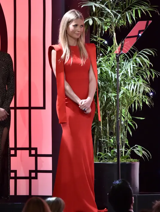 Gwyneth datang di acara red carpet dengan gaun merah yang sangat cantik dan memakai cincin pertunangan yang cantik. (FRAZER HARRISON / GETTY IMAGES NORTH AMERICA / AFP)