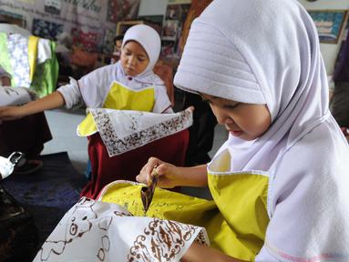 Murid kelas IV SDN Julang belajar membuat membatik di Batik Tradisiku di Kota Bogor, Jawa Barat (2/10). Kegiatan selama 3 hari ini diselenggarakan secara gratis dalam rangka memperingati Hari batik Nasional 2 Oktober. (Merdeka.com/Arie Basuki)