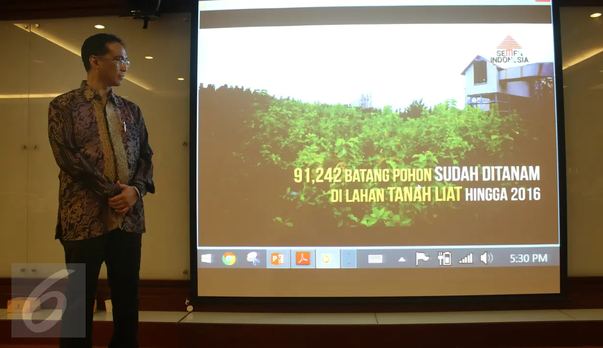 Dirut Semen Indonesia Rizkan Chandra memberi pemaparan saat jumpa pers di Jakarta, Rabu (22/3). Pihak Semen Indonesia juga masih menunggu hasil Kajian Lingkungan Hidup Strategis (KLHS). (Liputan6.com/Angga Yuniar)