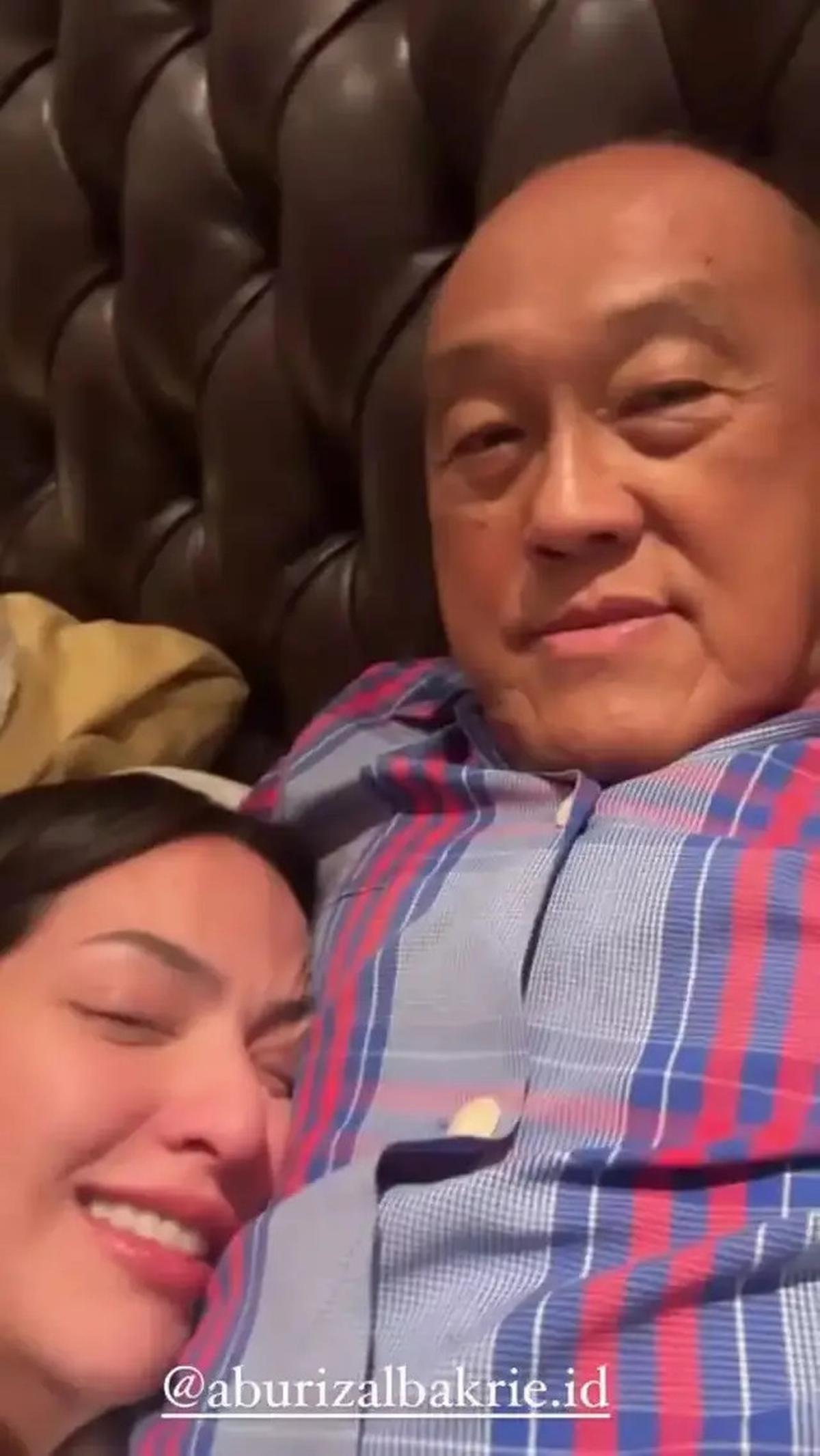 7 Potret Kedekatan Nia Ramadhani dan Aburizal Bakrie, Mertua Rasa Ayah Kandung