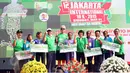 Wagub DKI Djarot Saiful (keempat kiri) dan juara Jakarta International 10K 2015 kategori elit internasional putri, Atsede Habtamu Besuye (kedua kanan) berfoto bersama seusai penyerahan hadiah di Jakarta, Minggu (31/5). (Liputan6.com/Helmi Afandi)