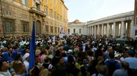 Kerumunan memadati Lapangan Santo Petrus untuk menghormati kanonisasi Bunda Teresa (Reuters)