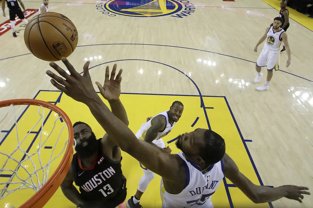 NBA: Beda Nasib Warriors dan Bucks di Gim Pertama Semifinal Wilayah