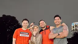 Kendati terlihat kompak, penampilan Olla Ramlan seketika jadi sorotan. Celana legging olahraga yang ia kenakan terlihat cukup ketat yang memperlihatkan kakinya yang disebut tak berisi. (Liputan6.com/IG/@ollaramlan).